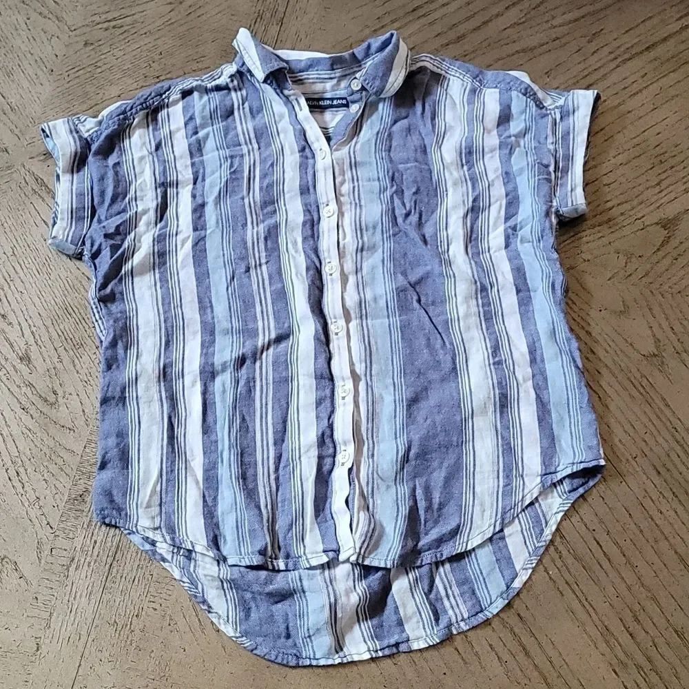 Denim stripe button down shirt short sleeve XS 💙🤍